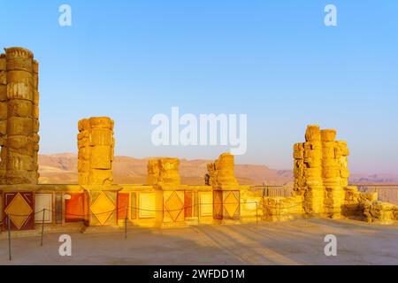 Vue au lever du soleil sur les ruines du palais du Nord dans la forteresse de Masada, la côte de la mer Morte, le désert de Judée, le sud d'Israël Banque D'Images