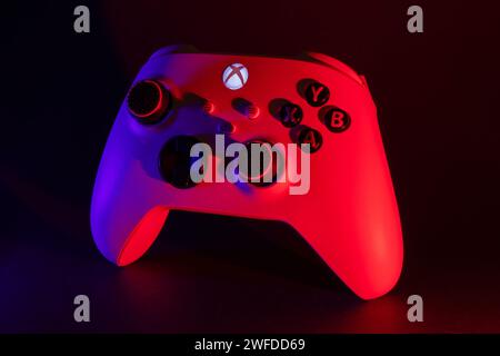 Dnipro, Ukraine, 02 octobre 2023 : manette de jeu Xbox Series S sur sombre. Lumière rouge et bleue. Banque D'Images