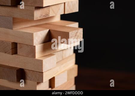 Gros plan Prenez un bloc sur la tour de blocs de bois Banque D'Images