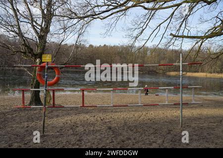 Rettungsleiter für Eisunfälle, Grunewald, Charlottenburg-Wilmersdorf, Berlin, Deutschland Rettungsleiter für Eisunfälle, Grunewald, Charlottenburg-Wilmersdorf, Berlin, Allemagne *** Echelle de sauvetage pour accidents de glace, Grunewald, Charlottenburg Wilmersdorf, Berlin, Allemagne Banque D'Images