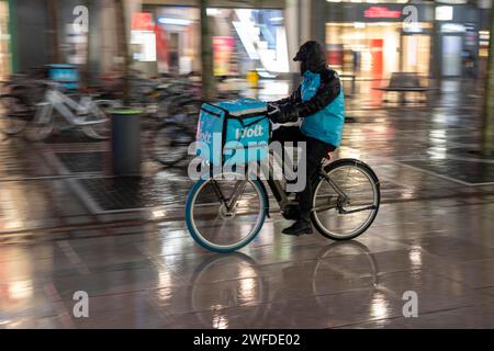 Wolt service de livraison, coursiers à vélo sur la rue commerçante Zeil à Francfort-sur-le-main, en attente de nouvelles commandes, Hesse, Allemagne Banque D'Images