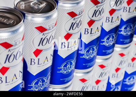 Dnipro, Ukraine, 13 octobre 2023 : canette de bière Kronenbourg 1664 blanc. Marque française de bière. Vente dans un hypermarché. Banque D'Images