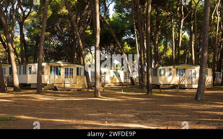 Les maisons de vacances mobiles sont vides en hiver dans le parc forestier de Kasteja - Parc Suma Kasteja - un parc de vacances côtier à Medulin en Istrie, N.W. Croatie Banque D'Images