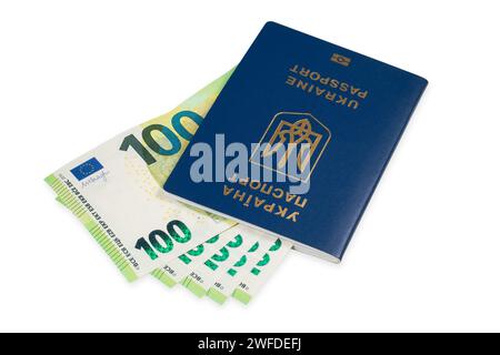 passeport ukrainien et billets de 100 euros sur blanc. Banque D'Images