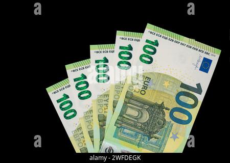 100 billets d'euro billets d'euro monnaie sur fond sombre. Monnaie de l'Union européenne. Banque D'Images