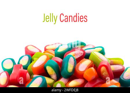 Pile de délicieux bonbons à mâcher colorés sur fond blanc. Banque D'Images
