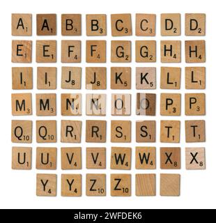 Ensemble de pièces de jeu de Scrabble mixte - alphabet complet isolé Banque D'Images