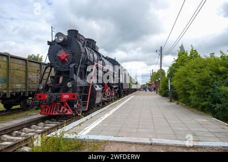 KUZHENKINO, RUSSIE - 16 JUILLET 2022 : locomotive à vapeur L-3051 avec train rétro 'Seliger' sur la gare de Kuzhenkino par une journée nuageuse de juillet. Région Tver Banque D'Images