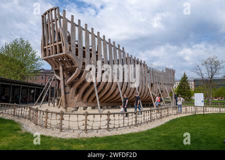 ST. PÉTERSBOURG, RUSSIE - 14 MAI 2023 : modèle d'une frégate en construction (aire de jeux de frégate) par un jour nuageux de mai. Culture et divertissement comp Banque D'Images