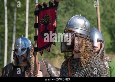 SHEVELEVO, RUSSIE - 05 AOÛT 2023 : guerrier médiéval dans le casque et la chaîne de courrier avant la bataille. Fête historique 'Fraternité princière-2023'. Novgoro Banque D'Images