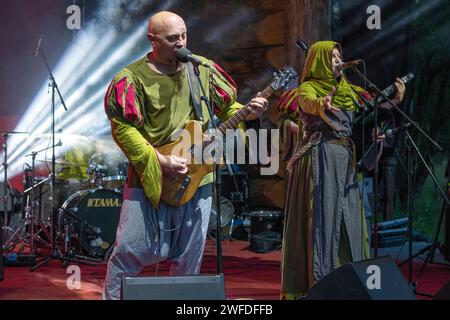 SHEVELEVO, RUSSIE - 05 AOÛT 2023 : représentations du groupe folklorique 'Troll GNet El' (Troll Bends Fir) lors du festival historique 'Fraternité princière Banque D'Images