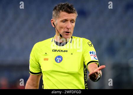 L'arbitre Daniele Orsato fait des gestes lors du match de football Serie A entre le SS Lazio et le SSC Napoli au stade Olimpico de Rome (Italie), le 28 janvier 2024. Banque D'Images