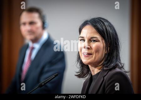 Berlin, Allemagne. 30 janvier 2024. Annalena Baerbock (Bündnis90/Die Grünen), ministre des Affaires étrangères, participe à une conférence de presse après les pourparlers bilatéraux aux côtés de Radoslaw Sikorski, ministre polonais des Affaires étrangères. Crédit : Michael Kappeler/dpa/Alamy Live News Banque D'Images