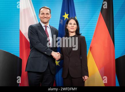 Berlin, Allemagne. 30 janvier 2024. Annalena Baerbock (Bündnis90/Die Grünen), ministre des Affaires étrangères, participe à une conférence de presse après les pourparlers bilatéraux aux côtés de Radoslaw Sikorski, ministre polonais des Affaires étrangères. Crédit : Michael Kappeler/dpa/Alamy Live News Banque D'Images