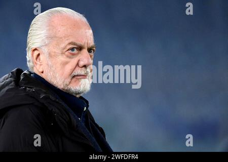 Le président de Napoli Aurelio de Laurentiis se penche sur le match de football Serie A entre le SS Lazio et le SSC Napoli au stade Olimpico à Rome (Italie), le 28 janvier 2024. Banque D'Images