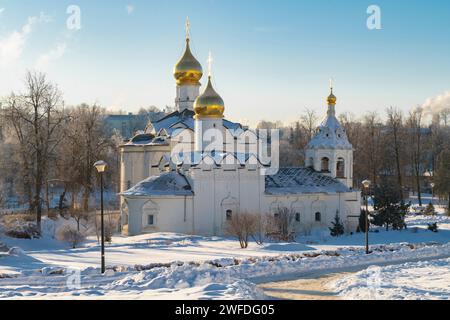 L'ancienne église de Paraskeva Pyatnitsa dans un paysage de ville d'hiver. Sergiev Posad. Région de Moscou, Russie Banque D'Images