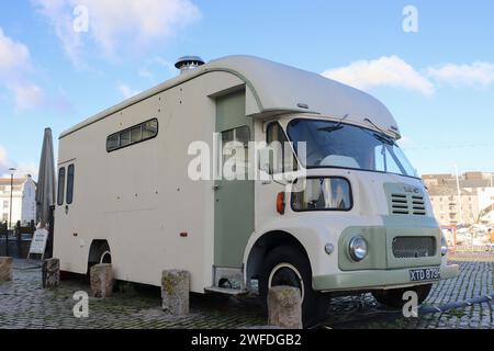 Un camion commercial vintage BMC FG 550 restauré et rénové maintenant utilisé comme unité de restauration de cuisine mobile pour des événements en plein air, Plymouth décembre 2023. Banque D'Images