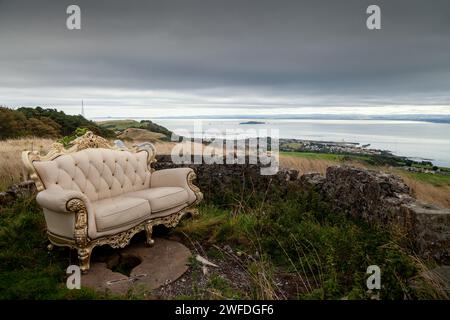 Un canapé orné au sommet de Dunearn Hill à Fife, en Écosse Banque D'Images