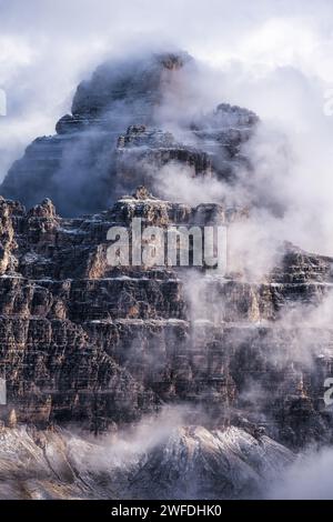 Dolomites montagnes couvertes de nuages. Italie Banque D'Images