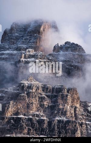 Dolomites montagnes couvertes de nuages. Italie Banque D'Images