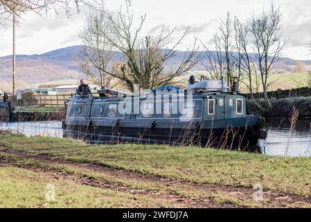 narrowboat progressant le 30 janvier Leeds Liverpool sous l'écluse de Carpenter près de Gargrave Banque D'Images