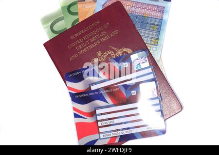 Passeport, euros et carte d'assurance maladie mondiale du Royaume-Uni. Banque D'Images