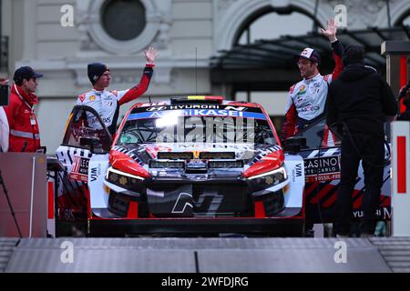 Monaco, Monaco. 25 janvier 2024. MONACO, MONTE-CARLO - 25. Janvier 2024 : Thierry Neuville de Belgique et Hyundai Shell MOBIS World Rally Team (R) et Martijn Wydaeghe de Belgique et Hyundai Shell MOBIS World Rally Team (L) au départ de la course lors du jour 1 du Rallye Monte Carlo le 25 janvier 2024 à Monte Carlo, Monaco pendant le RALLYE WRC, Championnat du monde FIA des rallyes - Rallye Monte Carlo 2024, départ à Monaco, (photo et copyright @ Jun QIAN/ATP images (QIAN Jun/ATP/SPP) crédit : SPP Sport Press photo. /Alamy Live News Banque D'Images