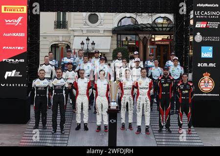 Monaco, Monaco. 25 janvier 2024. MONACO, MONTE-CARLO - 25. Janvier 2024 : les pilotes et co-pilotes du WRC 1 posent devant le trophée, avant le départ du 92e Rallye WRC Monte Carlo, à Monaco, le 25 janvier 2024 lors du RALLYE WRC, Championnat du monde FIA des rallyes - Rallye Monte Carlo 2024, départ à Monaco, (photo et copyright @ Jun QIAN/ATP images (QIAN Jun/ATP/SPP) crédit : SPP Sport Press photo. /Alamy Live News Banque D'Images