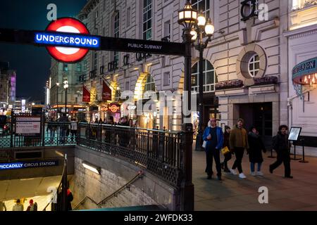 Panneau de cocarde du métro de Londres à la station Piccadilly Circus le 17 janvier 2024 à Londres, Royaume-Uni. Le métro de Londres est un système de transport public rapide desservant le Grand Londres. Le métro a ses origines dans le Metropolitan Railway, le premier métro de voyageurs au monde. Banque D'Images