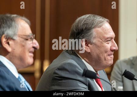 Washington, District de Columbia, États-Unis. 30 janvier 2024. Michael R. Pompeo, 70e secrétaire d’État américain, à droite, témoigne devant le Comité spécial de la Chambre sur la concurrence stratégique entre les États-Unis et le Parti communiste chinois, mardi 30 janvier 2024 à Washington, DC. Leon E. Panetta, secrétaire à la Défense (2011-2013), a également témoigné. (Image de crédit : © Eric Kayne/ZUMA Press Wire) USAGE ÉDITORIAL SEULEMENT! Non destiné à UN USAGE commercial ! Banque D'Images