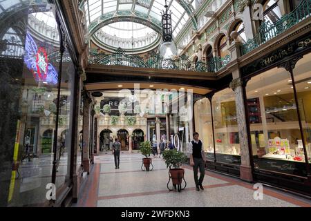 La vue le long de Cross Arcade vers County Arcade dans le quartier Victoria dans le centre-ville de Leeds. Banque D'Images