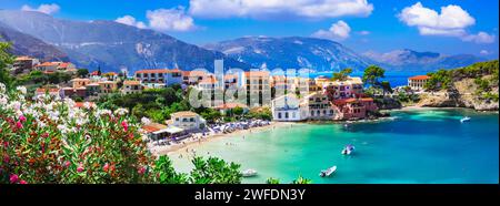 Voyage en Grèce. L'un des plus beaux villages grecs traditionnels - Assos pittoresque en Céphalonie (Céphalonie) avec des rues florales colorées. Ionian isl Banque D'Images