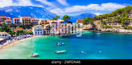 Voyage en Grèce. L'un des plus beaux villages grecs traditionnels - Assos pittoresque en Céphalonie (Céphalonie) avec des rues florales colorées. Ionian isl Banque D'Images