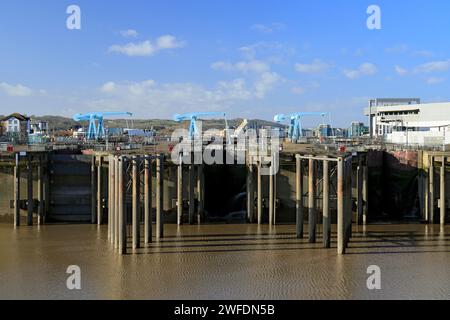 Bascule Bridges and Lock Gates, Cardiff Bay barrage, Cardiff, pays de Galles du Sud, Royaume-Uni. Banque D'Images