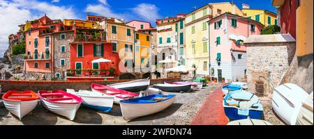 Italie Voyage, région Ligurie. Pittoresque village traditionnel coloré Tellaro avec vieux bateaux de pêche. Province de la Spezia Banque D'Images