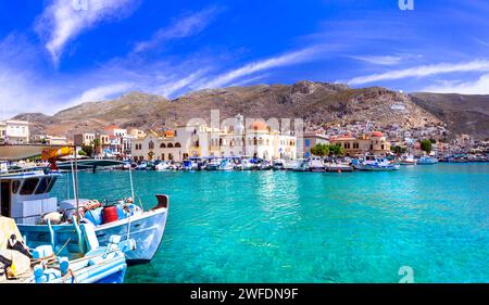 Isalnds grecs traditionnels pittoresques. Île de Kalymnos dans le Dodécanèse. Pothia ville et port avec bateaux de pêche. Voyage en Grèce Banque D'Images