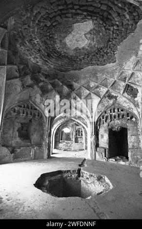 Le fort de Golconda est une citadelle fortifiée et une ville en ruine située dans la banlieue ouest d'Hyderabad. Le fort a été construit à l'origine par le souverain Kakatiya Pratāparudra au 11e siècle à partir de murs de boue. C'est l'un des meilleurs endroits pour assister à la gloire passée de la richesse culturelle et historique d'Hyderabad. Telangana, Inde. Banque D'Images