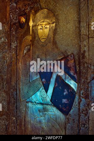 St Mary's Church, Stoke d'Abernon, Surrey, Angleterre, Royaume-Uni : le laiton de Sir John d'Abernon l'aîné décédé en 1277, installé dans le plancher du choeur. Banque D'Images