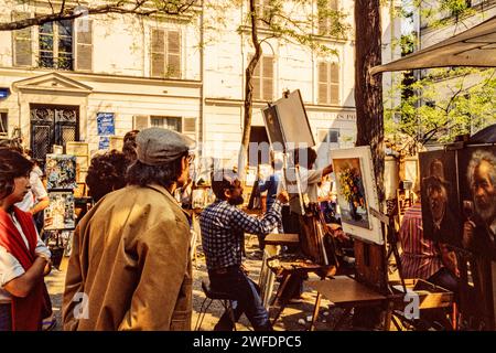 Le Street artiste sur la place du Tertre à Montmartre dans le Paris des années 1980. Banque D'Images