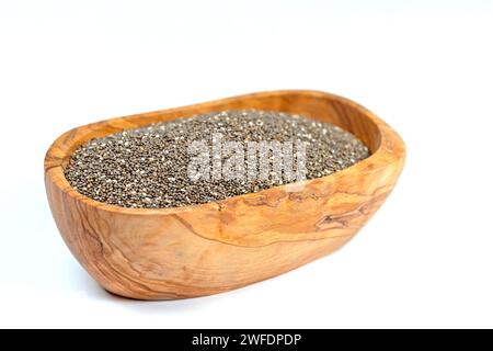 Graines de chia dans un bol en bois sur fond blanc Banque D'Images