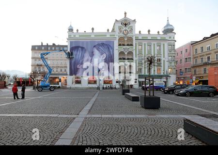 Helnwein-Plakate in der Innenstadt von Gmunden, Am. 29.01.2024. DAS Bild zeigt ein Kunstwerk des Gottfried Helnwein am Rathaus in Gmunden 2023 - Helnwein-Plakate in der Innenstadt von Gmunden, Am 29.01.2024. *** Affiches Helnwein dans le centre-ville de Gmunden, sur 29 01 2024 la photo montre une œuvre d'art de Gottfried Helnwein à la mairie de Gmunden 2023 affiches Helnwein dans le centre-ville de Gmunden, sur 29 01 2024 Banque D'Images