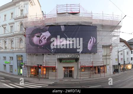 Helnwein-Plakate in der Innenstadt von Gmunden, Am. 29.01.2024. DAS Bild zeigt ein Kunstwerk des Gottfried Helnwein am Stadttheater in Gmunden 2023 - Helnwein-Plakate in der Innenstadt von Gmunden, Am 29.01.2024. *** Affiches Helnwein dans le centre-ville de Gmunden, sur 29 01 2024 la photo montre une œuvre d'art de Gottfried Helnwein au théâtre municipal de Gmunden 2023 affiches Helnwein dans le centre-ville de Gmunden, sur 29 01 2024 Banque D'Images