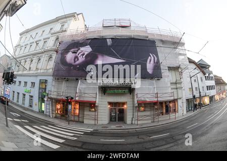 Helnwein-Plakate in der Innenstadt von Gmunden, Am. 29.01.2024. DAS Bild zeigt ein Kunstwerk des Gottfried Helnwein am Stadttheater in Gmunden 2023 - Helnwein-Plakate in der Innenstadt von Gmunden, Am 29.01.2024. *** Affiches Helnwein dans le centre-ville de Gmunden, sur 29 01 2024 la photo montre une œuvre d'art de Gottfried Helnwein au théâtre municipal de Gmunden 2023 affiches Helnwein dans le centre-ville de Gmunden, sur 29 01 2024 Banque D'Images