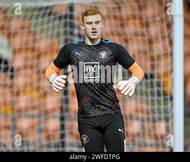 Mackenzie Chapman de Blackpool se réchauffe avant le match, lors du match de quart de finale du Bristol Street Motors Trophy Blackpool vs Bolton Wanderers à Bloomfield Road, Blackpool, Royaume-Uni, le 30 janvier 2024 (photo de Cody Froggatt/News Images) Banque D'Images