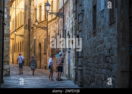 Sienne, Italie — 8 septembre 2023. Les touristes marchent dans une rue étroite de Sienne. Banque D'Images