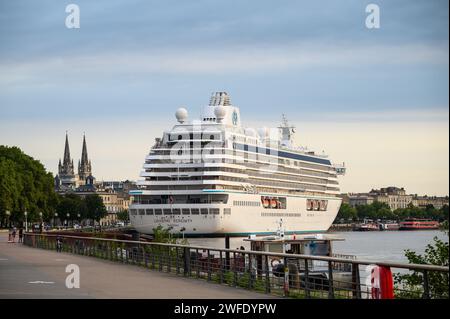 Bateau de croisière touristique amarré dans le centre de la ville française de Bourdeaux sur la Garonne. Banque D'Images