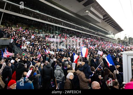 Immense foule vue à l'hippodrome de Vincennes se dresse lors de la course de trot du Grand Prix d'Amerique. La course de trot la plus connue au monde, le Prix d'Amerique Legend Race, s'est déroulée sur l'hippodrome de Vincennes, en périphérie de Paris. Cette course reste l'une des plus importantes courses équestres au monde, elle est suivie par des millions de spectateurs. Clément Duvaldestin et son cheval IDAO de Tillard, ont été les gagnants du Grand Prix d'Amerique 2024. Banque D'Images