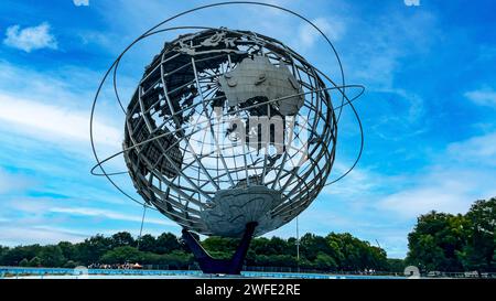 Esplanade de l'unisphere du célèbre Flushing Meadows-Corona Park dans le quartier Queens de New York (USA), avec le pôle Sud. Banque D'Images