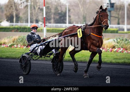 Vincennes, France. 28 janvier 2024. Le jockey Yoann Lebourgeois et son cheval lors d'une course de trot, à l'hippodrome de Vincennes. La course de trot la plus connue au monde, le Prix d'Amerique Legend Race, s'est déroulée sur l'hippodrome de Vincennes, en périphérie de Paris. Cette course reste l'une des plus importantes courses équestres au monde, elle est suivie par des millions de spectateurs. Clément Duvaldestin et son cheval IDAO de Tillard, ont été les gagnants du Grand Prix d'Amerique 2024. (Photo Telmo Pinto/SOPA Images/Sipa USA) crédit : SIPA USA/Alamy Live News Banque D'Images