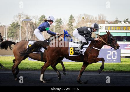 Vincennes, France. 28 janvier 2024. Chevaux en compétition pour le Prix 20 minutes à l'Hippodrome de Vincennes. La course de trot la plus connue au monde, le Prix d'Amerique Legend Race, s'est déroulée sur l'hippodrome de Vincennes, en périphérie de Paris. Cette course reste l'une des plus importantes courses équestres au monde, elle est suivie par des millions de spectateurs. Clément Duvaldestin et son cheval IDAO de Tillard, ont été les gagnants du Grand Prix d'Amerique 2024. (Photo Telmo Pinto/SOPA Images/Sipa USA) crédit : SIPA USA/Alamy Live News Banque D'Images